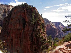 Über diesen Grat gehts nach Angels Landing. An den Ketten ist Schwindelfreiheit ein Muss.