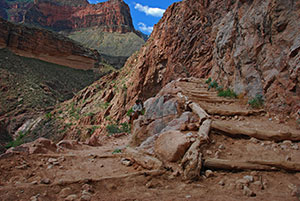 Auf Sandwegen fhrt der Bright Angel Trail zum South Rim August 2010