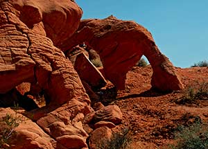 Der Mini-Double Arch erinnert an einen grasenden Dinosaurier