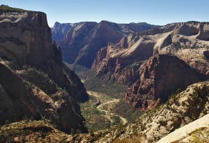 Auf dem Felsbuckel rechts liegt Angels Landing